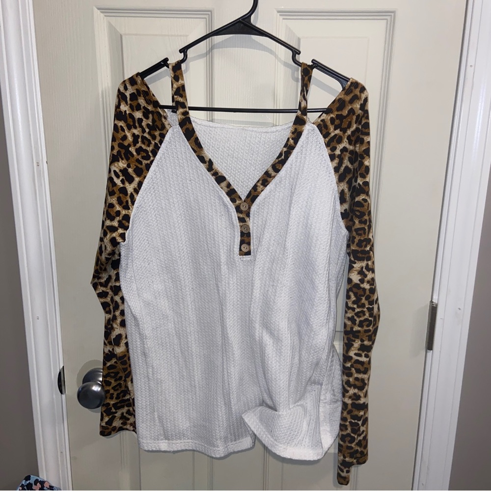 Boutique womens waffle knit XL cream long sleeve shirt cheetah sleeves cut out.